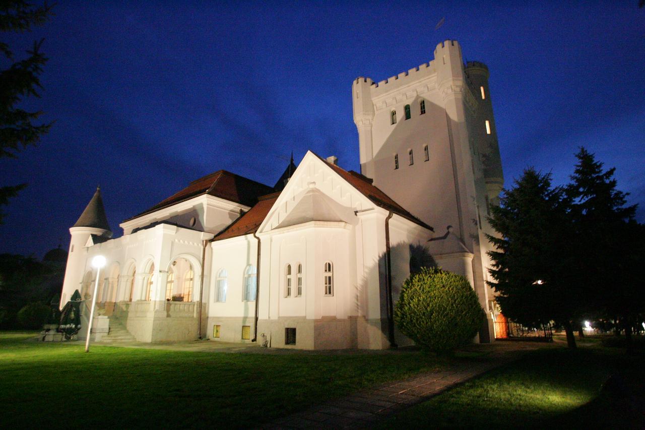 Dvorac Fantast Bečej Exterior foto