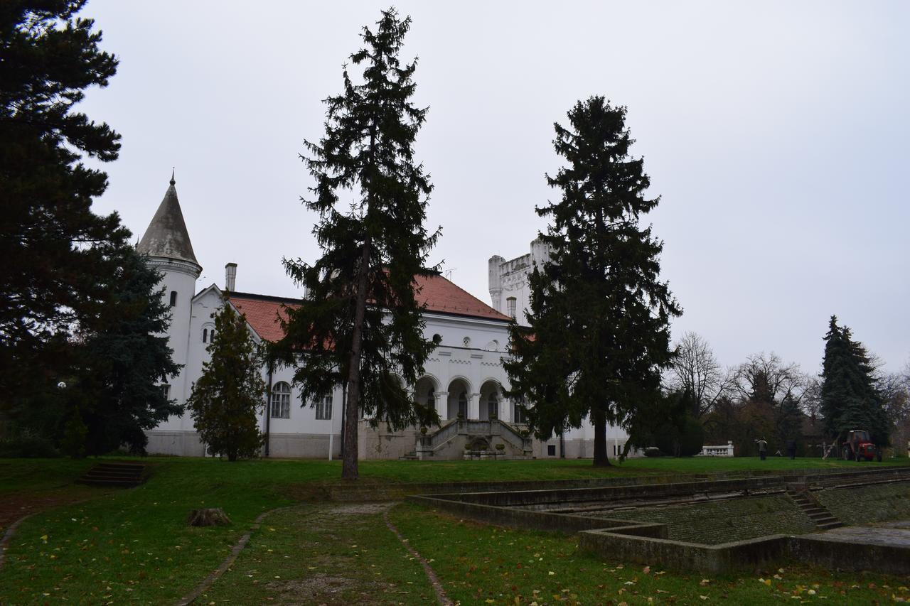Dvorac Fantast Bečej Exterior foto