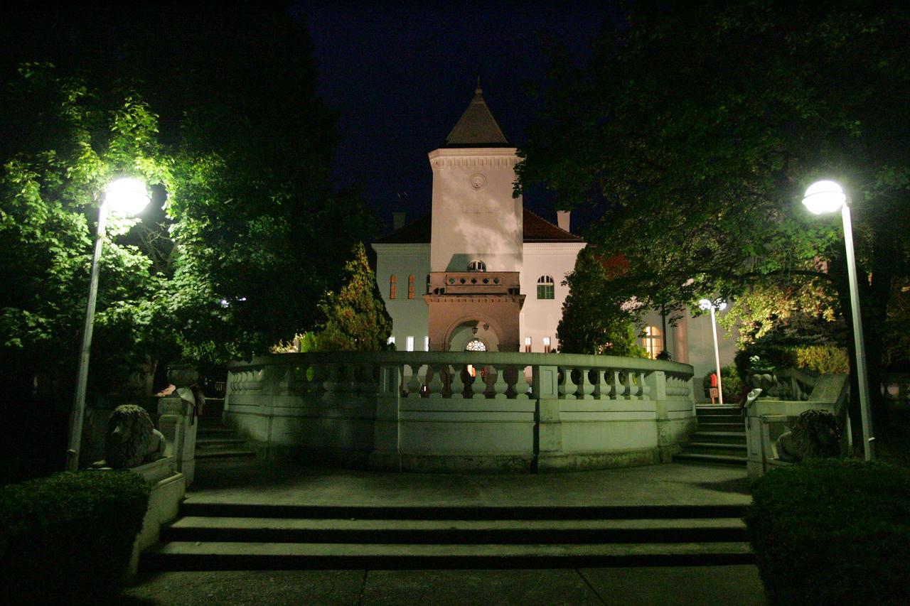 Dvorac Fantast Bečej Exterior foto