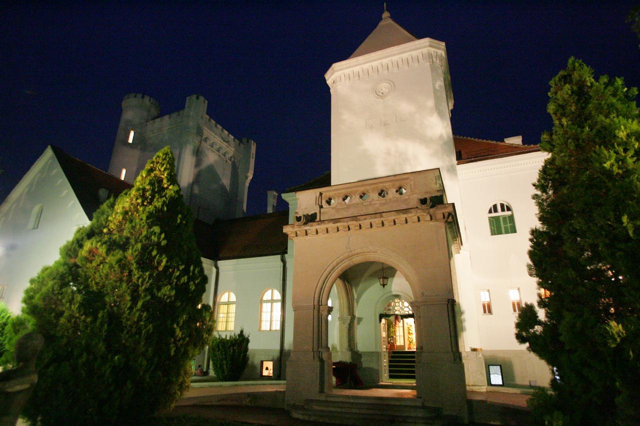 Dvorac Fantast Bečej Exterior foto