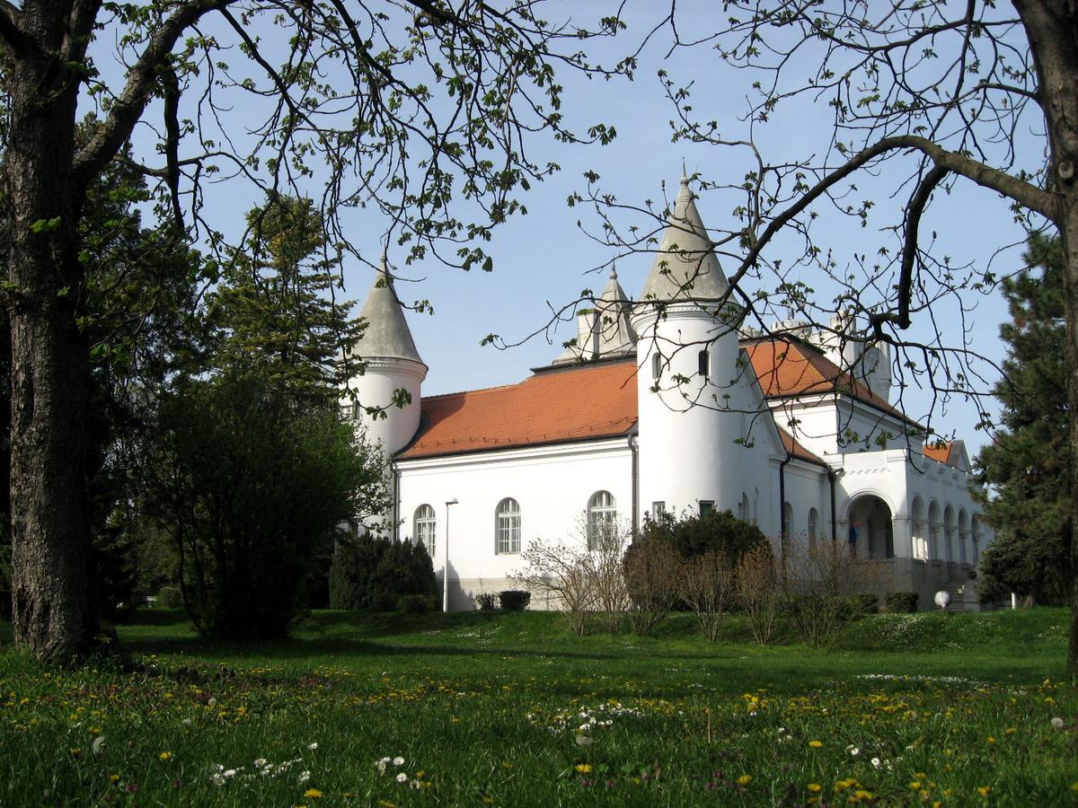 Dvorac Fantast Bečej Exterior foto