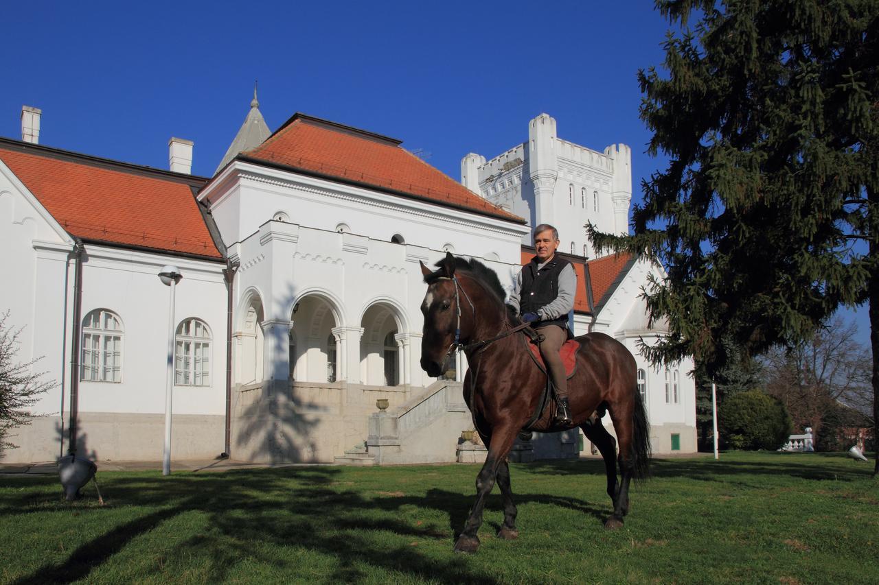 Dvorac Fantast Bečej Exterior foto